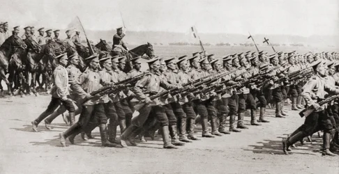 Russisches Infanterieregiment marschiert im Kampfanzug während des Ersten Weltkriegs, aus 